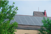 校舎屋根に設置された太陽光パネル