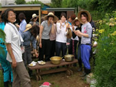 授業での試食の様子