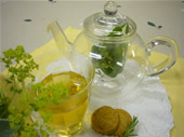 自然の優しい色のお茶