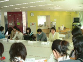 2007年度長期フィールドスタディ参加学生と2008年度参加予定学生との交流会を開催しました。