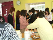 2007年度長期フィールドスタディ参加学生と2008年度参加予定学生との交流会を開催しました。