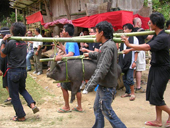 インドネシア：葬儀での捧げ物