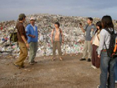 タイ：ゴミ山で働く人々を支援するNGOを訪問