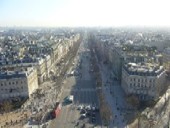 パリを代表する景観　凱旋門から延びる放射状街路、