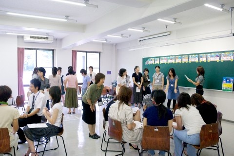 地域の小・中学校の教員対象研修会に学生たちも一緒に参加して学んでいます