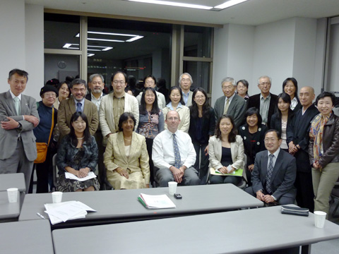 5月13日の日弁連「弁護士会館」で開催された意見交換会で。前列左から2人目がN.ピレイ・国連人権高等弁務官、右隣は、R.マンガバン・人権高等弁務官事務所アジア・太平洋局長（オーストラリア）。