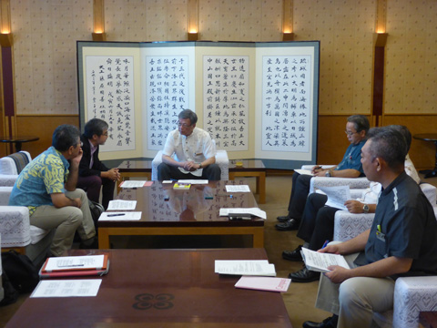 9月10日：沖縄県庁で翁長知事と打ち合わせをする上村教授（左から2人目）