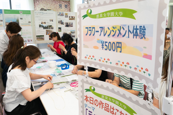 フラワーアレンジメント体験も盛況でした