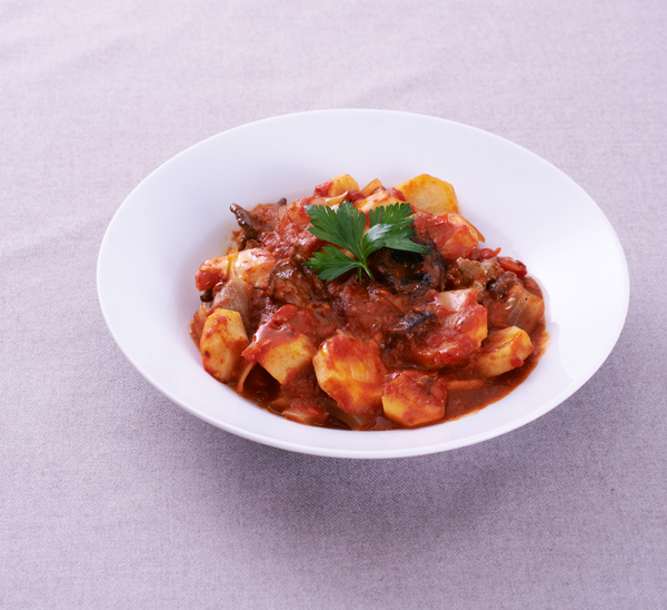 里いもと牛肉のトマト煮込み